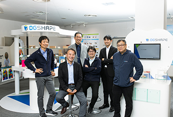 （後列左から）DGSHAPE株式会社 管理部 経営管理ユニット Systemスペシャリスト 三浦 和典氏、市場開発部 日本カスタマーサポートユニット マネージャー 荒川 哲氏、事業推進室 室長 花島 正樹氏、事業推進室 推進1ユニット 医療特務グループ 小久保 貴章氏 （前列左から）市場開発部 副部長 角 圭一郎氏、事業推進室 推進1ユニット 医療特務グループ 辻 健至氏
